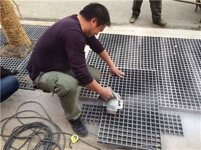 沙勞動(dòng)路，工人安裝切割樹(shù)篦子